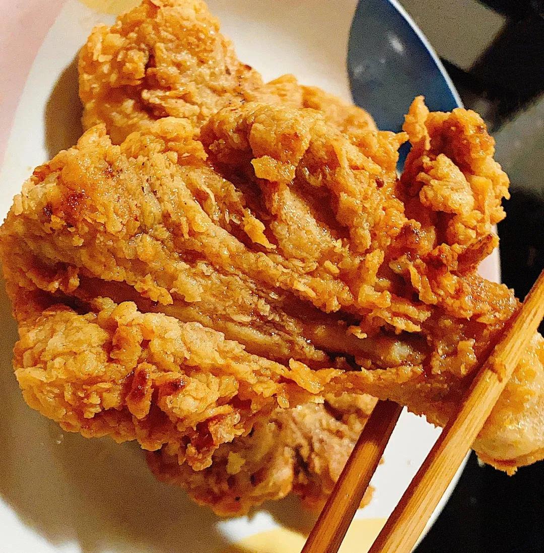 炸开花的脆皮大鸡腿 这样的鸡腿不仅鳞片多，里面的肉还容易熟。 用料 · 鸡腿（900克） · 面粉（200克） · 玉米淀粉（100克） · 盐（3克） ·